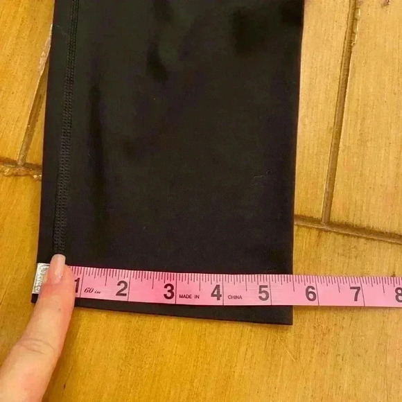 UNIQLO Women's Black Crop Legging Activewear M excellent condition - Picture 7 of 10